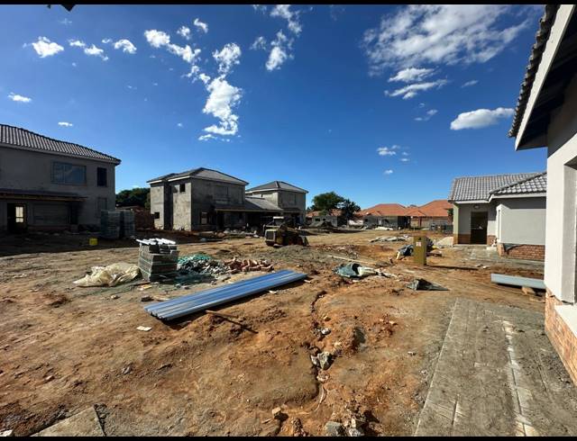 3 BEDROOM SECTIONAL TITLE FOR SALE IN WATERVAL EAST